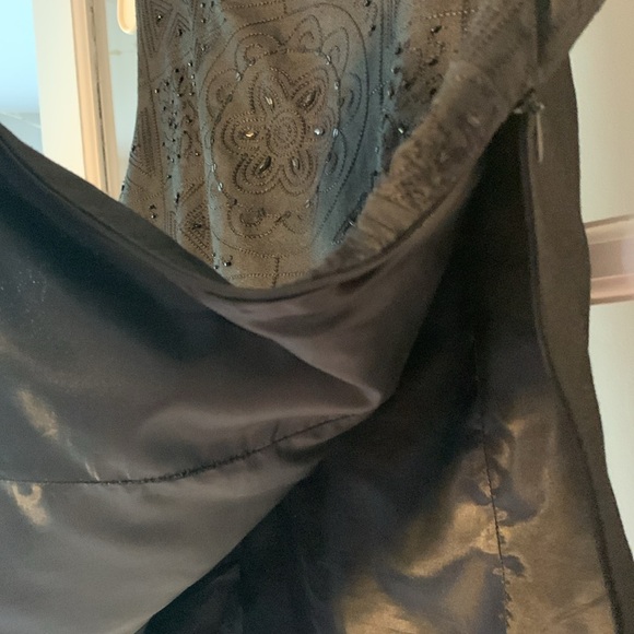 Elegant Lynn Cantin (size10) suit - sleeveless embroidered top & cropped pants. - Picture 3 of 7